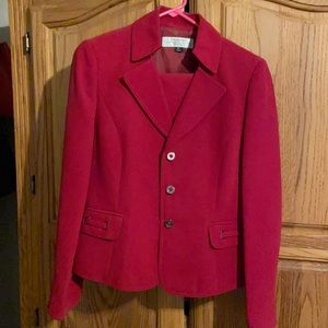 Beautiful Tahari skirt suit.